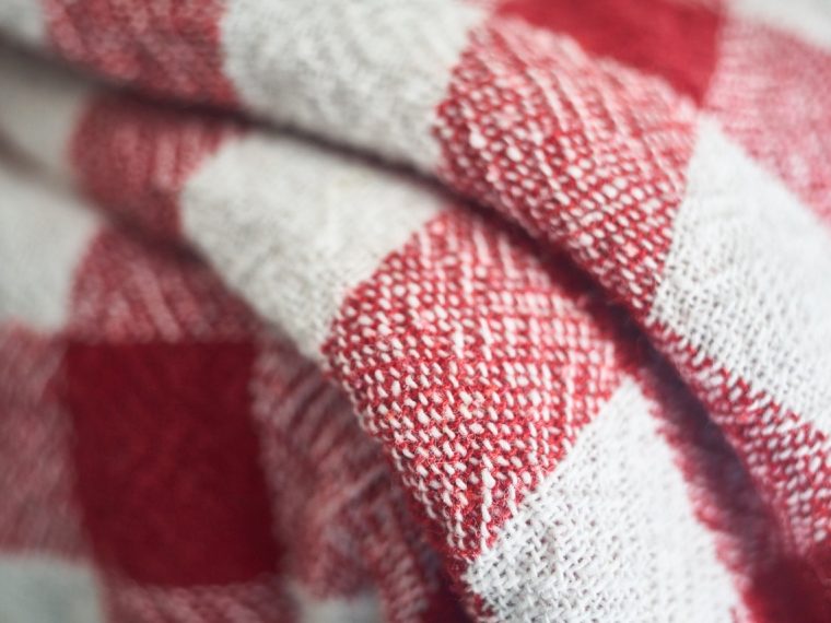 Créez une ambiance chaleureuse et conviviale avec la décoration hiver et ses accessoires.