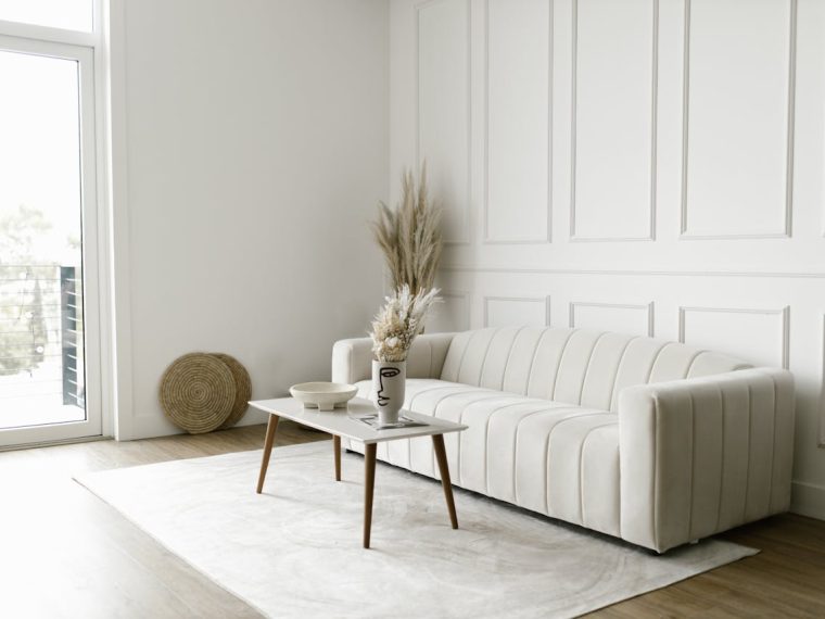 Créez votre havre de paix avec une chambre zen aux couleurs lin et taupe.