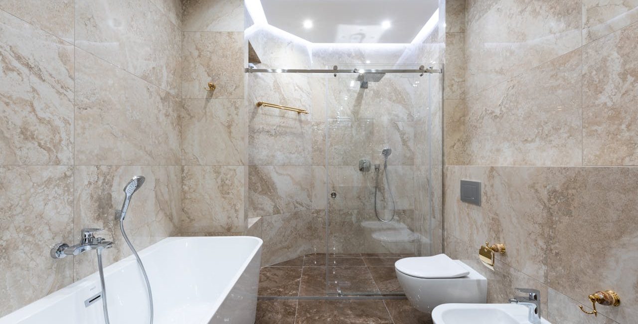 astuces et idées déco pour une Salle de bain moderne petite espace