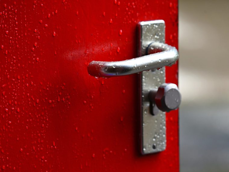 astuces surprenantes à découvrir pour déverrouiller une porte sans clé