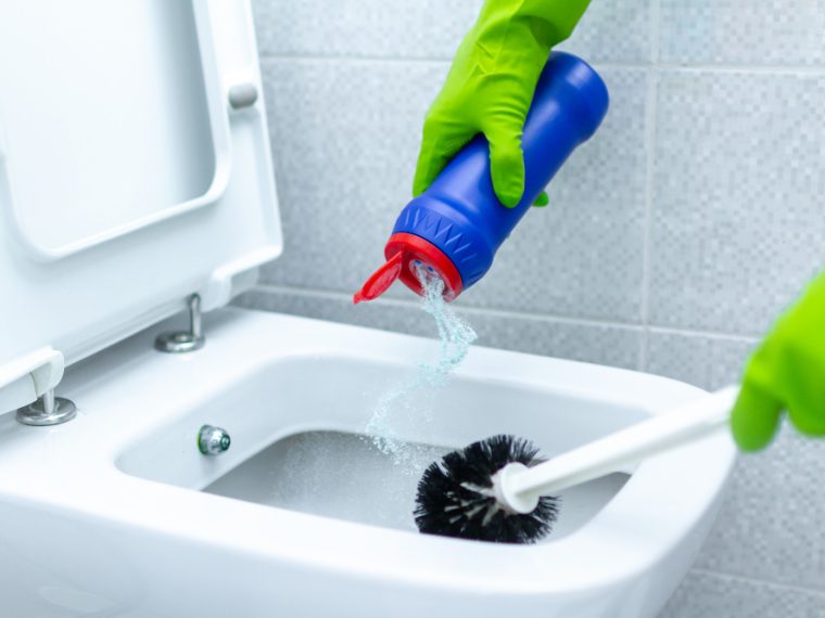 Les astuces incontournables pour déboucher vos WC avec succès